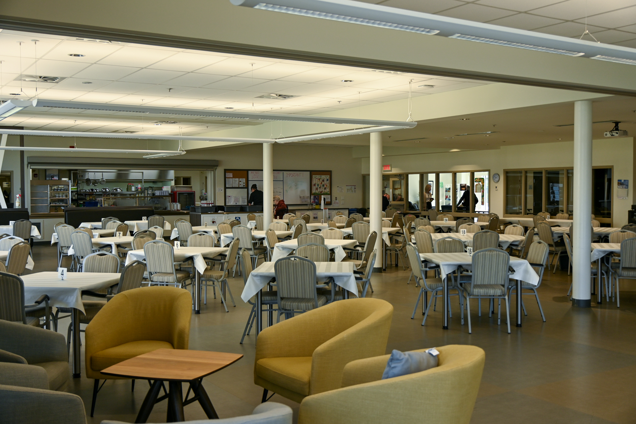 plusieurs salons et espaces communs